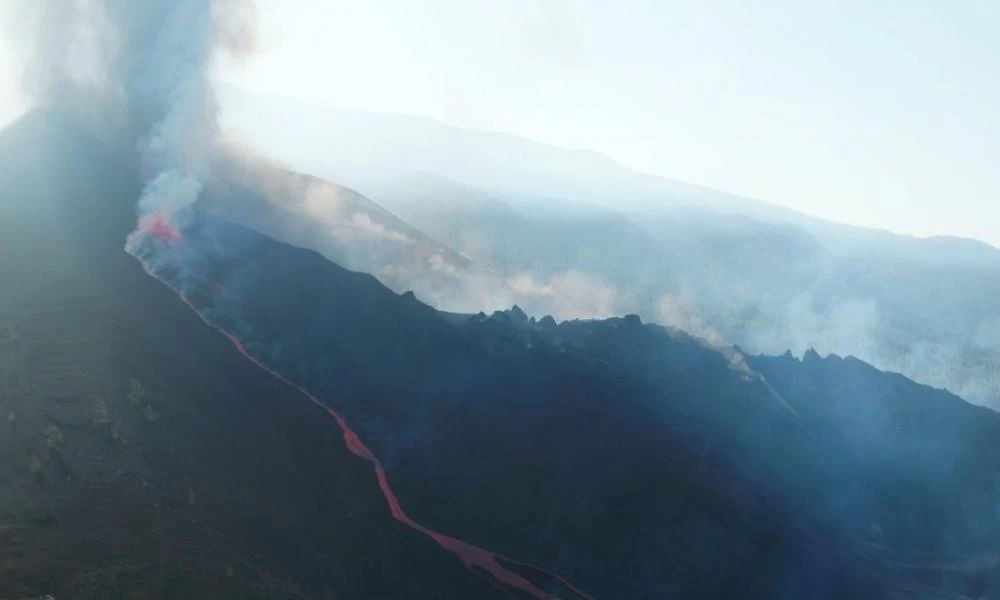 Λα Πάλμα: Το ηφαίστειο Κούμπρε Βιέχα ξανάρχισε να εκλύει λάβα και καπνό